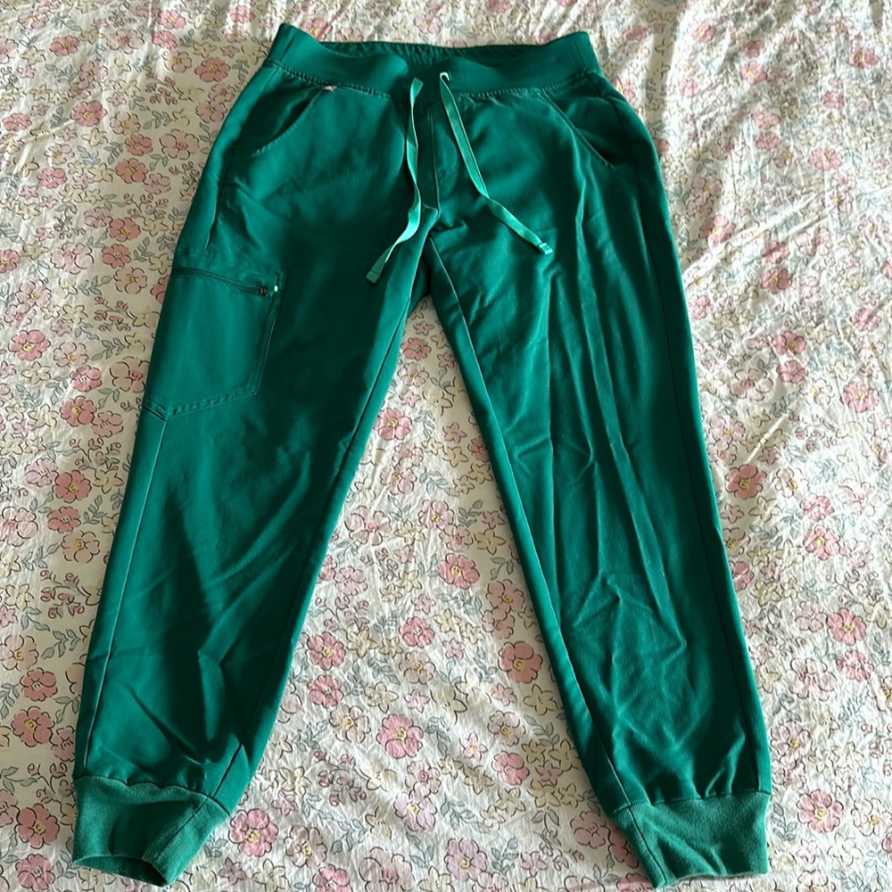 FIGS Zamora jogger scrub pants| small petite| Hunter green